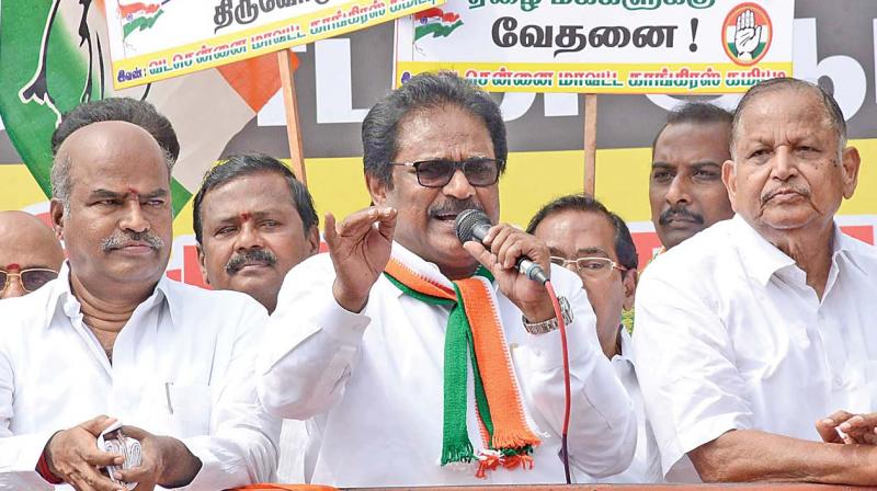 TNCC president Su. Thirunavukkarasar and party members stage a demonstration against demonetisation on Monday. (Photo:DC)