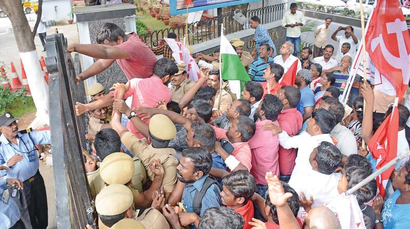 Tension sparked in Nungambakkam as members of CPI, CPI (M), CPI (ML) liberation and SUCI protest at regional office of State Bank of India on Monday (Photo: DC)