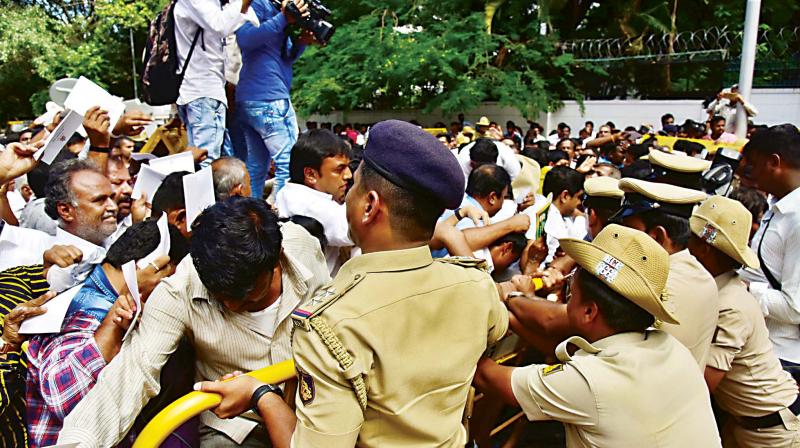 The high security and shoddy handling of traffic around Raj Bhavan during the oath taking ceremony of the newly inducted Ministers of  the JDS-Congress coalition government on Wednesday.