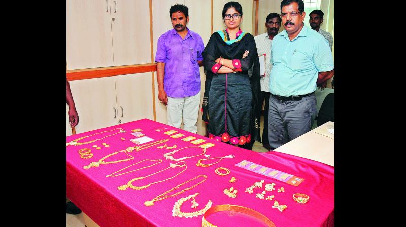 Anti Coruption Bureau DSP Sunitha Reddy displays gold recovered from SBI, Kothapet on Thursday. (Photo: DC)