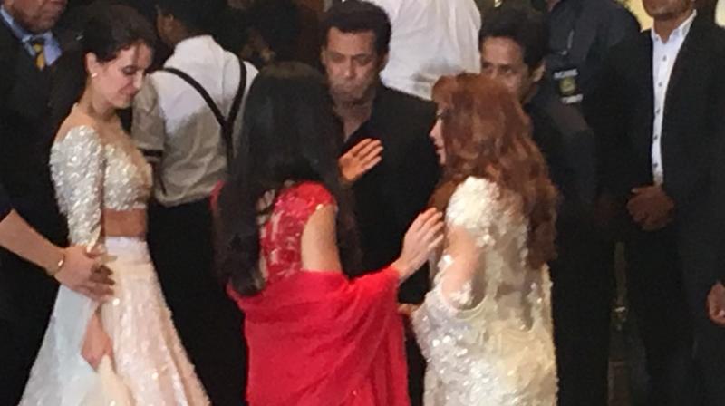 Salman Khan with Katrina Kaif and Jacqueline Fernandez at Sonam Kapoor Ahuja wedding reception. (Photo: Twitter)