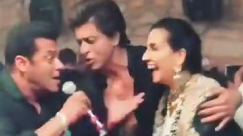 Salman Khan and Shah Rukh Khan with Sunita at Sonam Kapoor Ahuja wedding reception. (Photo: Twitter)