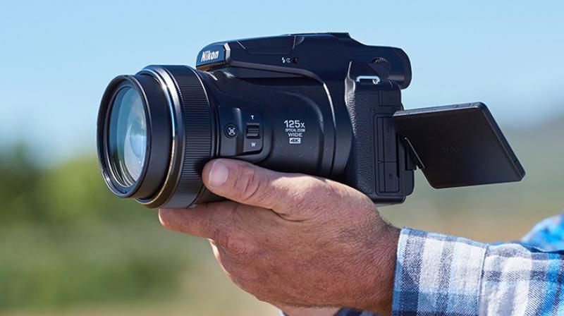 The Coolpix P1000 incorporates 2359k-dot OLED electronic viewfinder.
