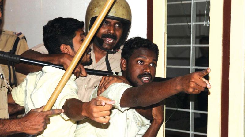 Police blocks SFI activists from entering Toms College, Mattakkara in Kottayam on Friday. (Photo: RAJEEV PRASAD)