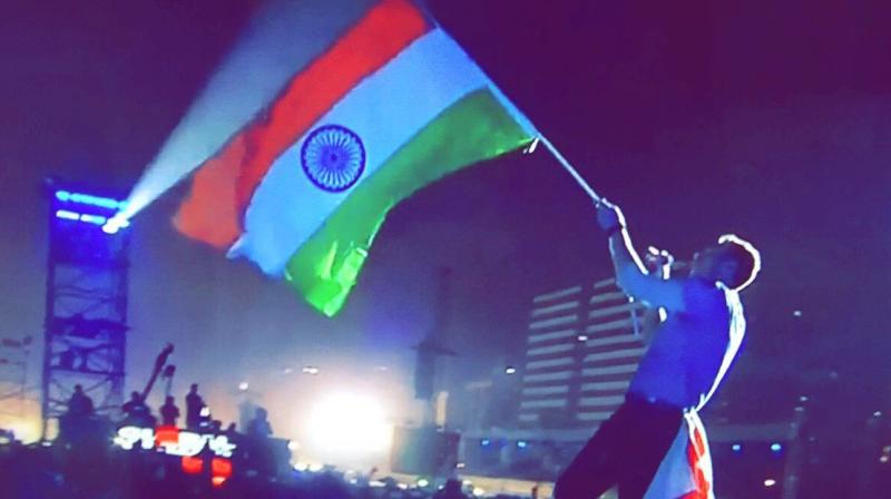 Chris Martin with Indian flag