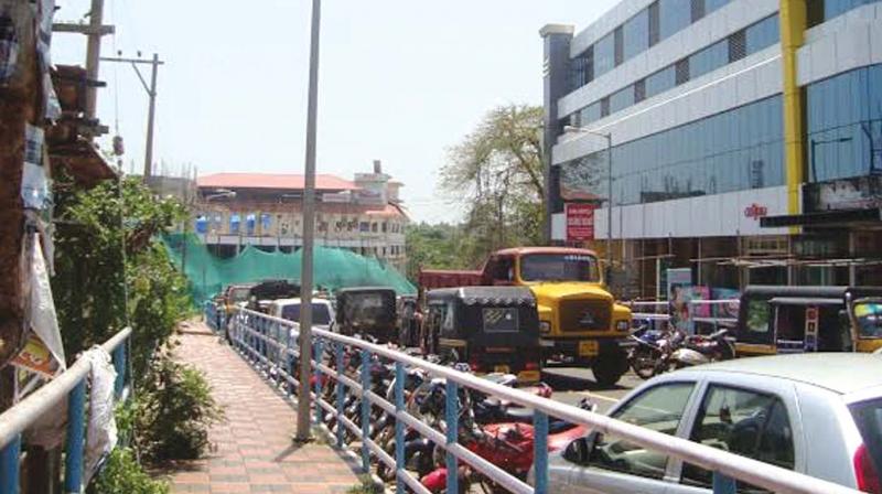 Vehicles parked on Link road in Vadakara. (Photo: DC)