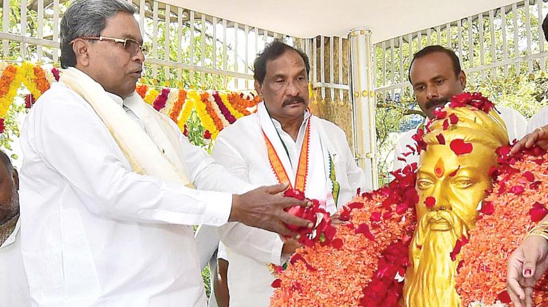 Chief Minister Siddaramaiah pays tribute to the statue of Tamil saint-poet Thiruvalluvar in Bengaluru on Sunday.