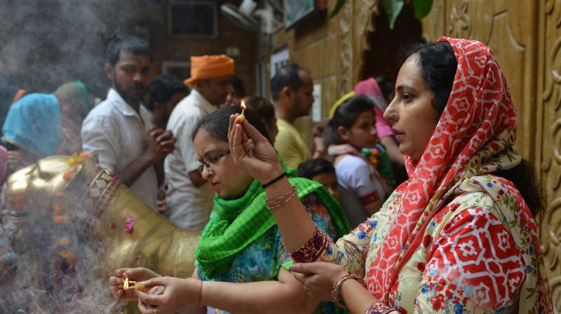 Indian Hindu devotees offer prayers for the Navratri Festival at the Mata Longa Wali Devi temple in Amritsar on September 21, 2017. (Photo: AFP)