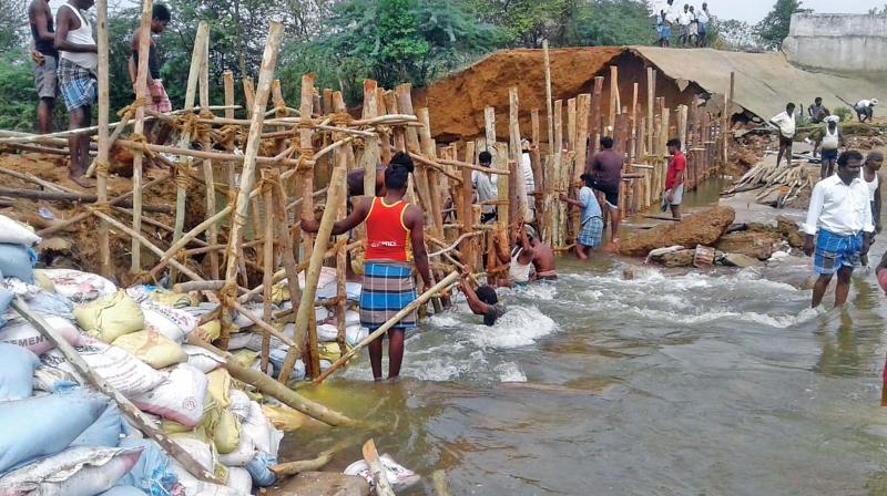 Plugging of breach in Grand Anicut canal at Kalivirayanpettai near Thanjavur is going on a war footing on Friday. (Photo:DC)