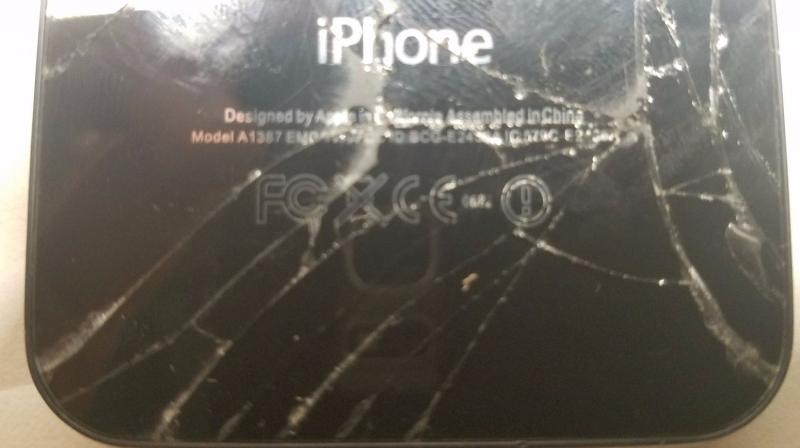 The glass on both the devices front and back are completely shattered but there is something that makes it worth $149,999  the back panel of the device has been replaced with casing that honours the late Steve Jobs. (Image credit: eBay)