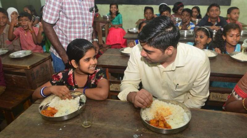 To everyones surprise, the district collector, S Suhas, ended up eating with a large number of school students. (Photo: Facebook / @districtcollectoralappuzha)