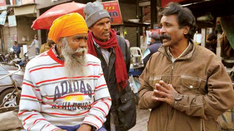 Durga Prasad(right) seeks the votes of a rickshaw puller in Amritsar duirng the campaign.