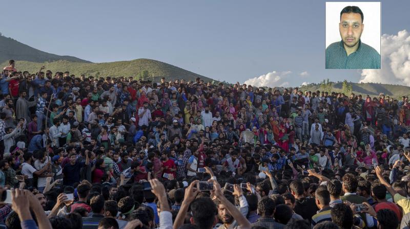 Kashmiri villagers shout slogans as they wait for the body of Bashir Lashkari (insert), a local rebel commander killed in a gun battle, in his native village of Souf, about 75 Kilometers south of Srinagar, Indian controlled Kashmir. (Photo: AP)