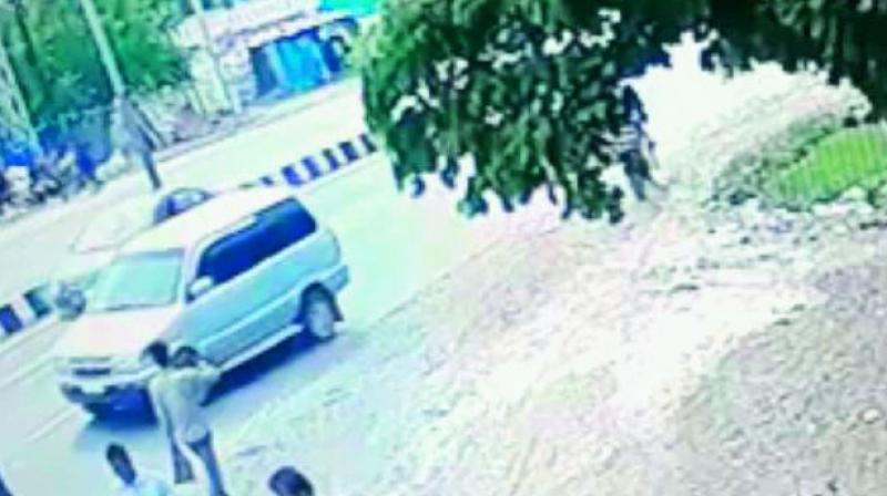 The car used by the suspects in Muthoot robbery attempt (TS 07EB 7311) was traced to the premises of Happy Homes apartment in Attapur under Rajendranagar Police station limits.