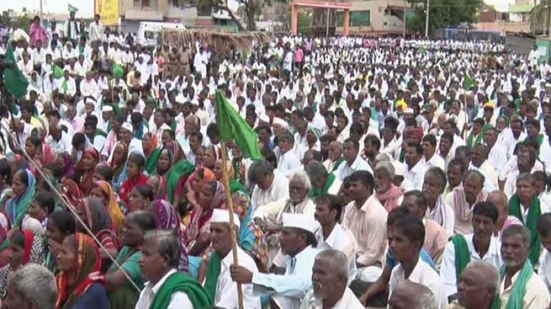 Farmers at a rally in  Nargund on Sunday. (Photo: DC)