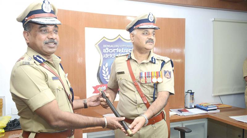 Suneel Kumar takes charge as city police commissioner from outgoing commissioner Praveen Sood in Bengaluru on Monday. (Photo: DC)