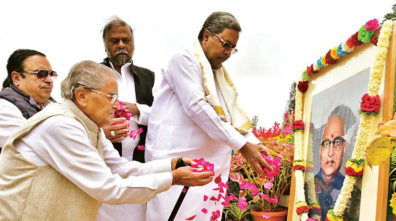 Chief Minister Siddaramaiah pays tribute to former CM S. Nijalingappa on his 17th death anniversary at Vidhana Soudha in Bengaluru on Tuesday. (Photo: KPN)