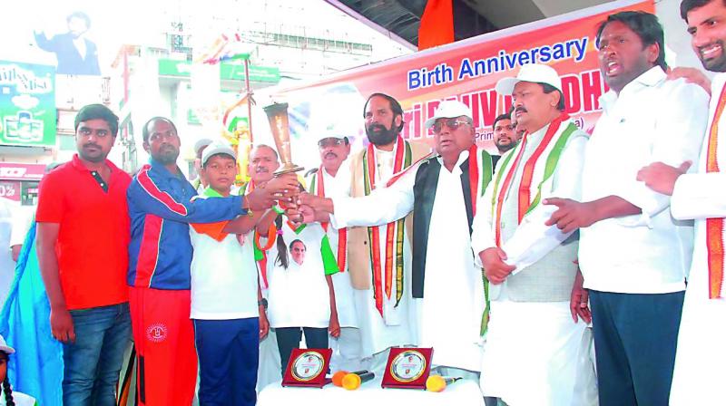 Congress leaders Uttam Kumar Reddy and V. Hanumantha Roa at the Rajiv Gandhi Sadbhavana Yatra at Gandhi Bhavan, Hyderabad, on Sunday.
