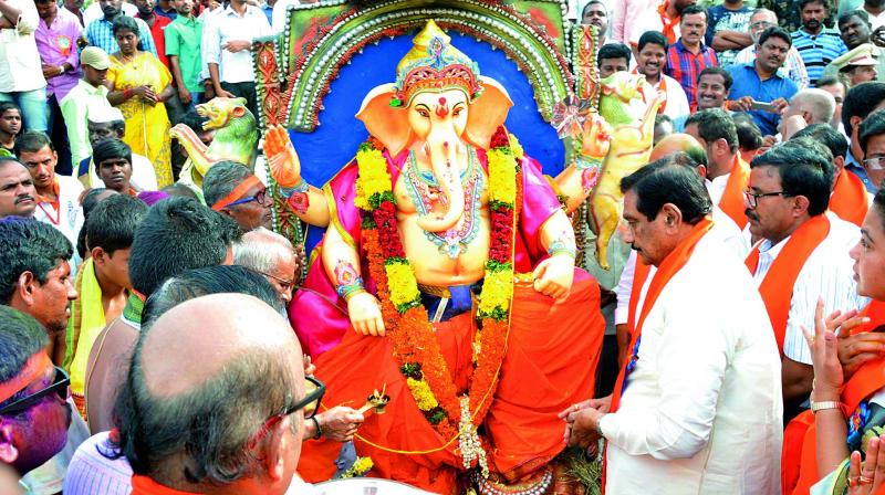 People pay obeisance to Lord Ganesha as the festival comes to an end. (Photo: DC)