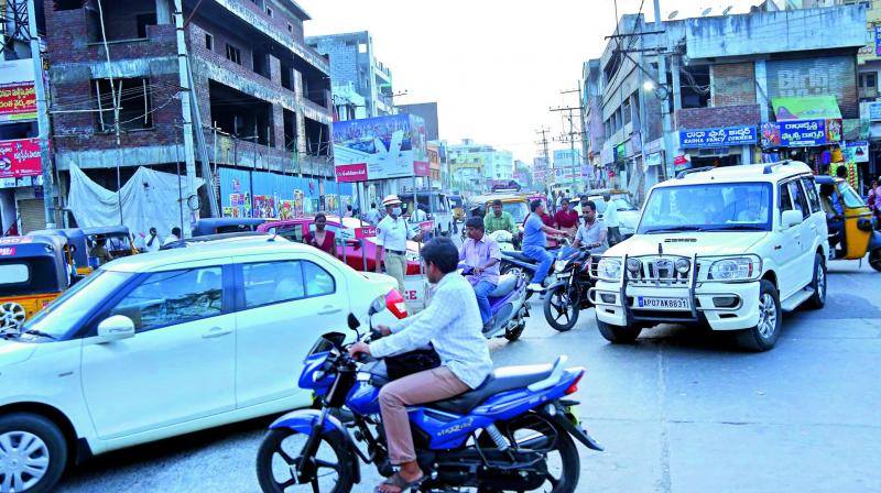 The traffic congestion  has been increasing by the day at all thoroughfares in Guntur. (Photo: DC)