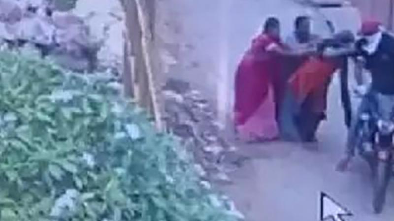 Screenshot of CCTV footage where the couple, with masked faces, forcibly snatched gold ornaments from a woman trader at her house near Sri Satyanara-yana Swamy temple in Old Guntur on Tuesday. (Photo: DC)