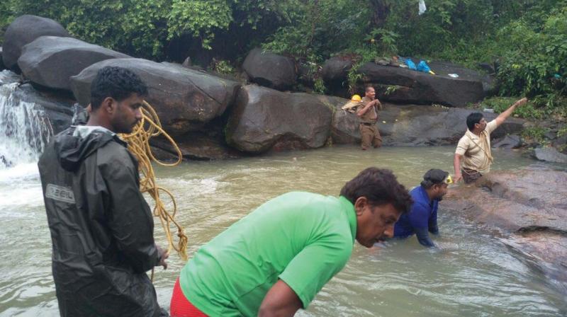 The operation at Nagarmadi Falls to find those who were washed away by the water. (Photo: DC)