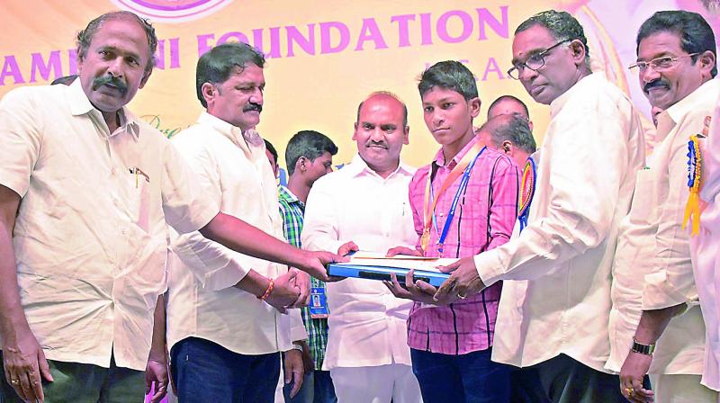 SC judge Justice J. Chelameswar presents Dr. Ramineni Awards to students in Guntur on Tuesday. (Photo: DC)