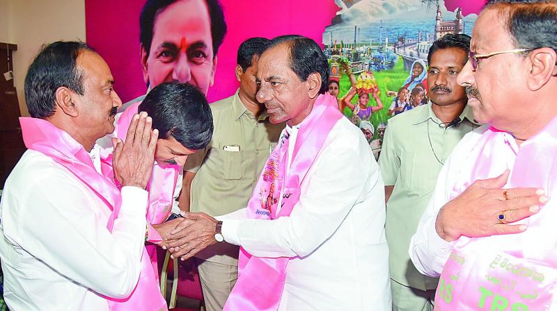 Chief Minister K. Chandrasekhar Rao extends Dasara greetings to his Cabinet colleagues during his press conference at Telangana Bhavan on Friday. (Photo: DC)