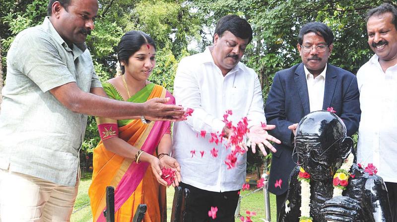 Bengaluru Mayor Sampath Raj, Deputy Mayor Padmavathi Narasimhamurthy, BBMP Commissioner Manjunath Prasad and others pay floral tributes to Mahatma Gandhi on Gandhi Jayanti at Gandhi Park on MG Road in Bengaluru on Monday. (Phot: DC)