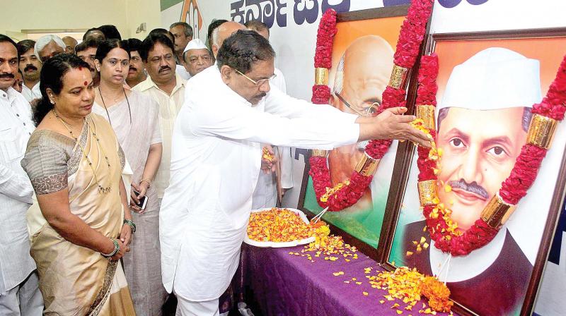 KPCC president Dr G. Parameshwar offers floral tributes to Mahatma Gandhi and Lal Bahadur Shastri in Bengaluru on Monday. (Photo: DC)