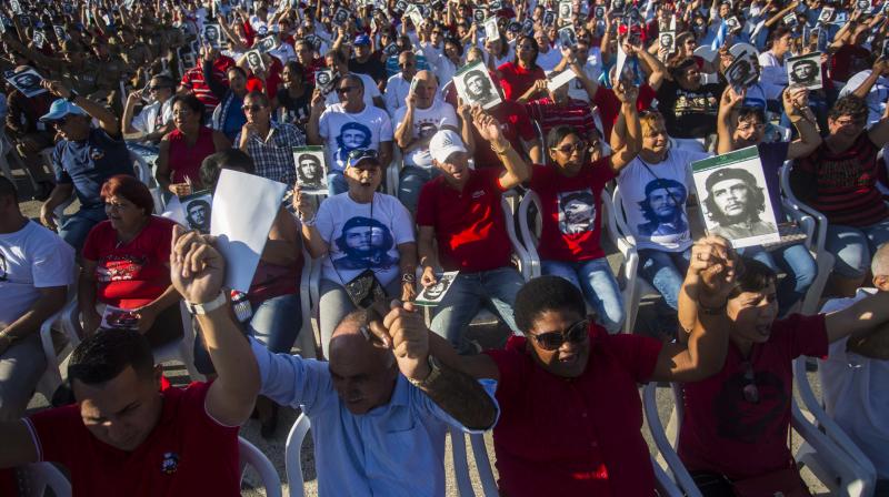 People attend an event paying tribute to Cuban Revolution hero Ernesto  Che  Guevara marking the 50th anniversary of his death in Santa Clara, Cuba. (Photo: AP)