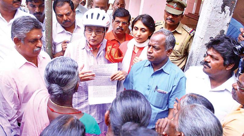 Puducherry Lt Governor Kiran Bedi interacts with public during inspection of Muthialpet fish market site. (Photo: DC)