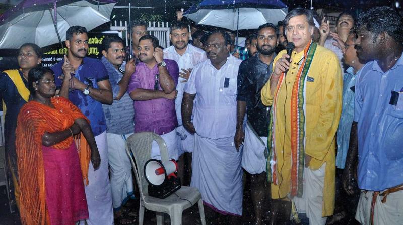 Shashi Tharoor, MP, inaugurates black day observation by Youth Congress on the anniversary of  demonetisation in front of GPO in Thiruvananthapuram on Wednesday. (Photo: PEETHAMBARAN PAYYERI)