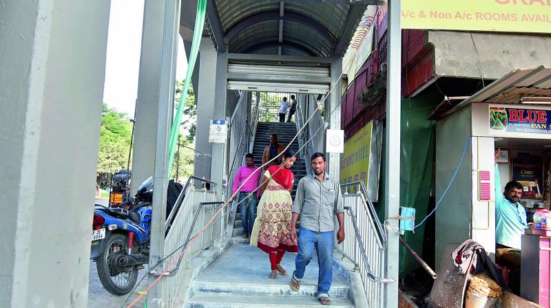 Construction work remain incomplete at many stations and pavements were not ready. Cables were also seen hanging causing inconvenience to commuters. (Photo: DC)