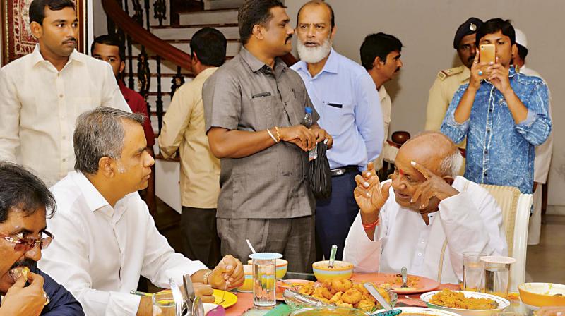 JD(S) supremo H.D. Deve Gowda has breakfast with Congress minelord Hothur Mohammed Iqbal in Ballari on Tuesday.