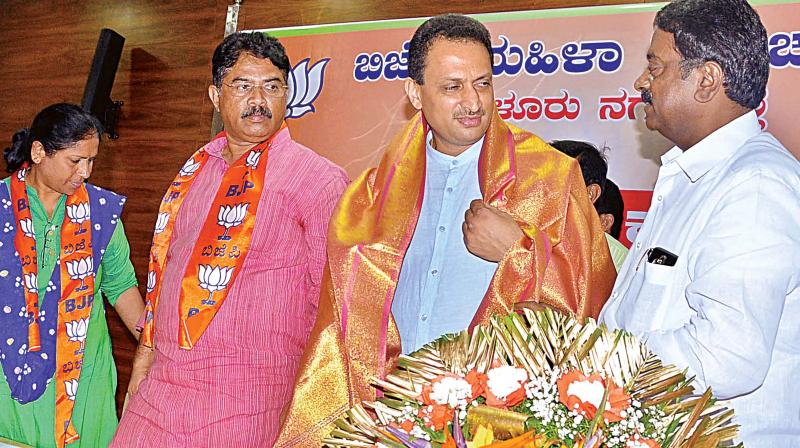 Ananth Kumar Hegde(Centre) flanked by former deputy CM R. Ashok and other BJP leaders.