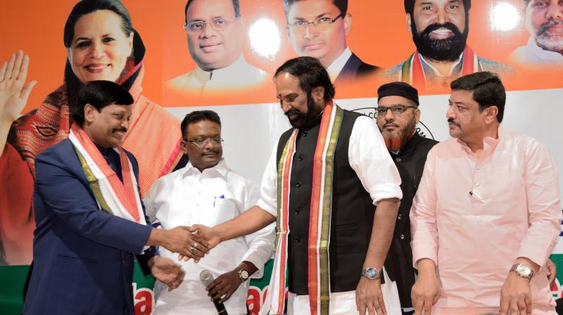 TPCC president N. Uttam Kumar Reddy welcomes about 50 professionals who joined the Congress, at Gandhi Bhavan on Sunday. (Photo: P. Anil Kumar)