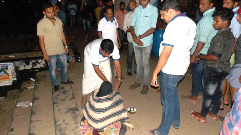 Theruvoram volunteers distribute blankets in Tirur.