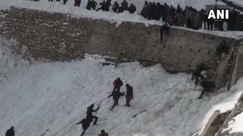 The bodies of ten of the victims were retrieved from beneath the heaps of snow by the rescuers on Saturday. (Photo: ANI (@ANI) _ Twitter)