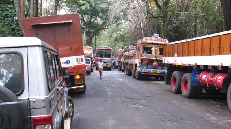 Vehicles wait in queue for forest check-post to open. A scene at Muthanga in Wayanad. 	(File)