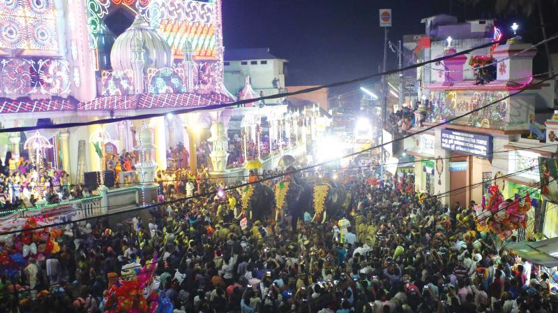 Chandanakudam procession starts  from Ninar Masjidh (Vavarupally) as part of Erumely petta thullal at Erumeli in Kottayam on Wednesday. (Photo: DC)