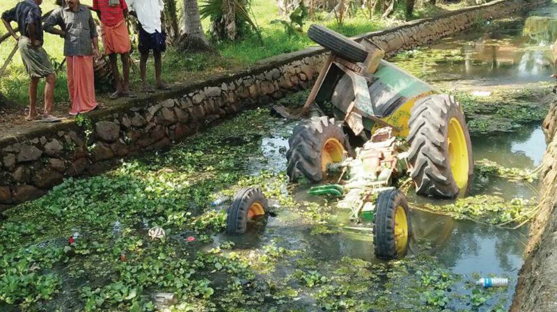 A water tanker which fell into a canal at Kurichy near Changanachary in Kottayam on Tuesday. A migrant labourer was killed in the accident. (Photo: DC)