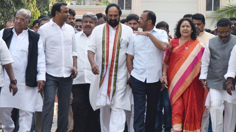 TPCC chief Uttam Kumar Reddy, Congress leaders including legislators Dr J. Geetha Reddy and former MP V. Hanumantha Rao marching to meet Director-General of Police M. Mahendar Reddy, in Hyderabad on Saturday.  (Photo: DC)