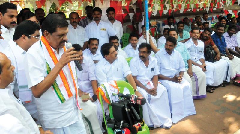 Former minister P.J. Joseph inaugurates the day-long fast organised by Kerala Congress (M), protesting hike in price of petrol and diesel, in front of Raj Bhavan in Thiruvananthapuram on Wednesday. 	(Photo: A. V. MUZAFAR.)
