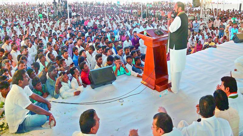 TPCC president N. Uttam Kumar Reddy and other Congress leaders at the 10th day shradh ceremony of Boddupalli Srinivas in Nalgonda. (Photo: P. Anil Kumar)