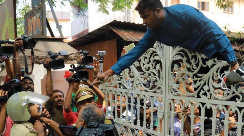 A law college student gives a red rose to police officer who blocked their Valentines Day procession in Kochi on Wednesday.	(Photo: ARUN CHANDRABOSE)