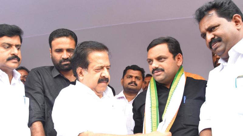 Opposition Leader Ramesh Chennithala garlands Youth Congress State president Dean Kuriakose while inaugurating the 480-hour fast in front of the Secretariat on Monday. Youth Cogress vice-president, MLAs M. Vincent and V.S. Sivakumar are also seen. (Photo: A.V. MUZAFAR)