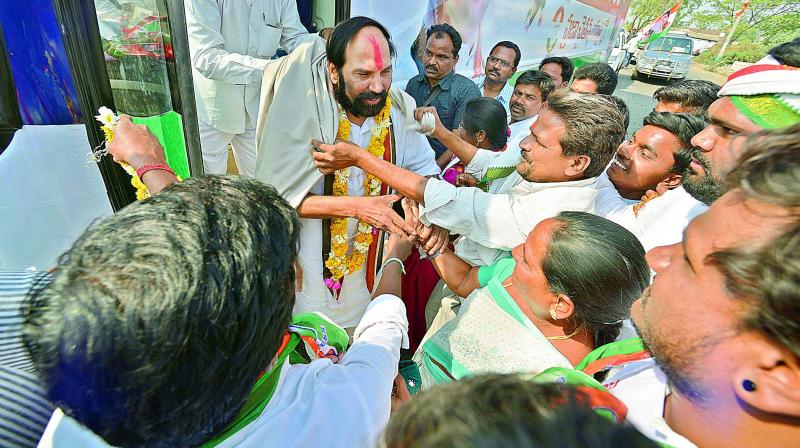 TPCC president N. Uttam Kumar Reddy greeted by people as he reaches Tandur on Tuesday on the third day of Praja Chaitanya Yatra. (Photo: P. Anil kumar)