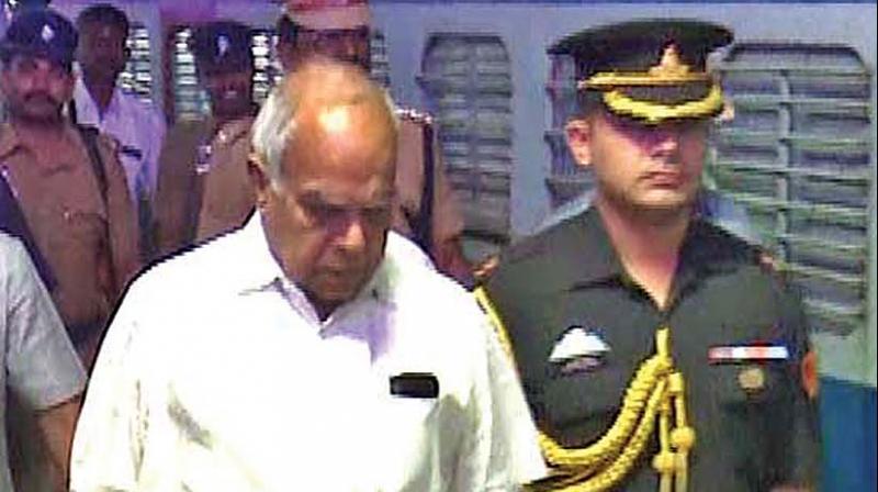 Governor arrives by train. (Photo: DC)