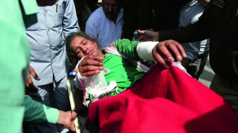 Nooren Akhtar (14) injured in cross border shelling between Indian and Pakistani soldiers along LoC arrives for treatment in Jammu on Sunday. (Photo: AP)